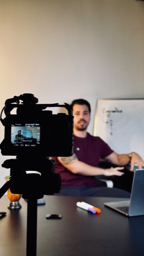 Leo gravando um conteúdo sobre operação comercial
